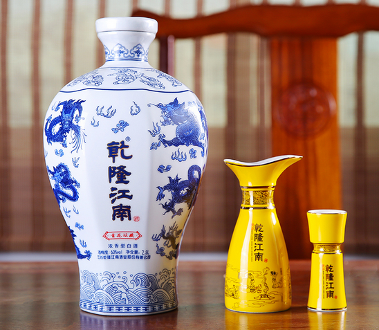 乾隆江南青花坛藏酒实拍图2